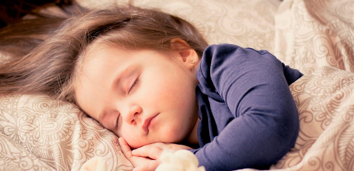 Как научить ребенка засыпать без груди?